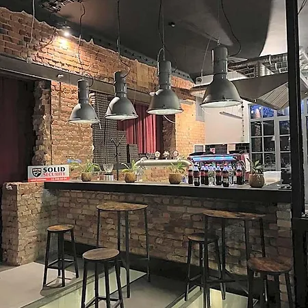 Loft Car Factory Hostal *